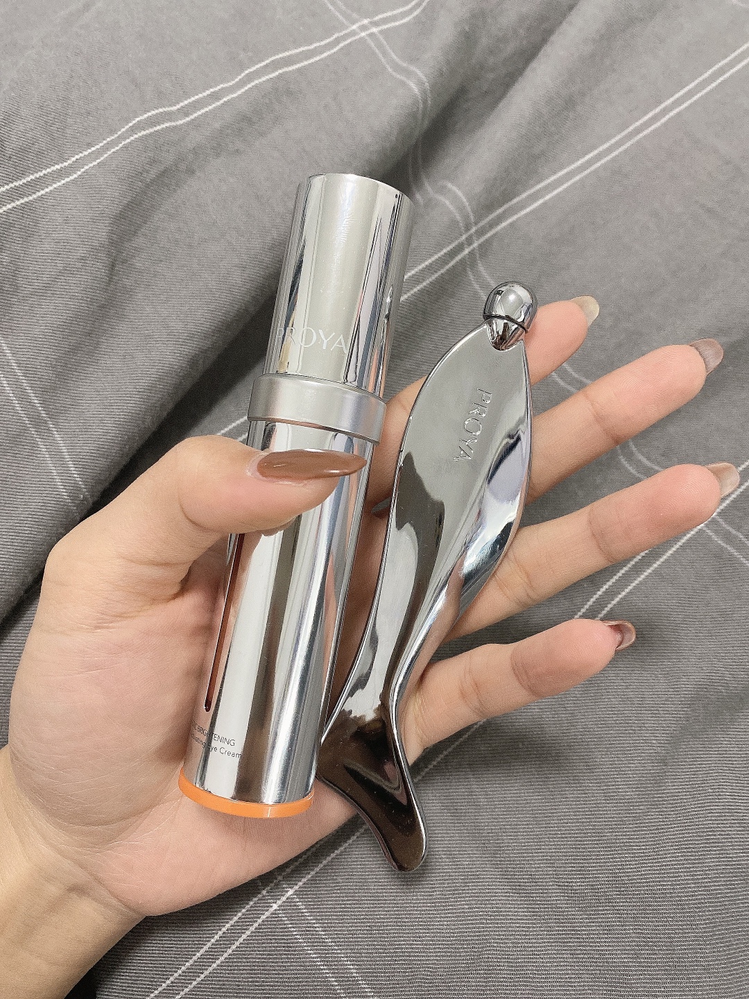 眼霜—Kerrykerry宝贝收到了，刚用肌肤嘟噜嘟噜的喝水，用完之后脸明显变白了，很喜欢